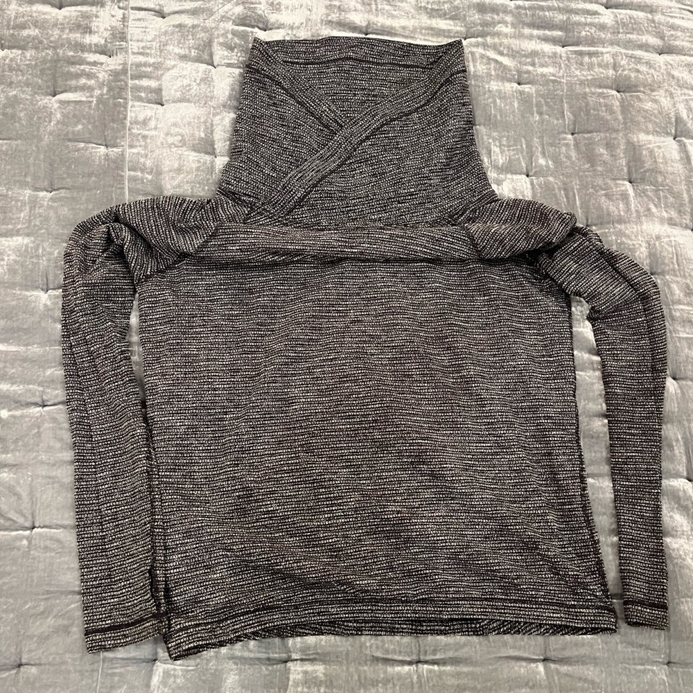 Lulu lemon gray/black cozy top with elastic waist band